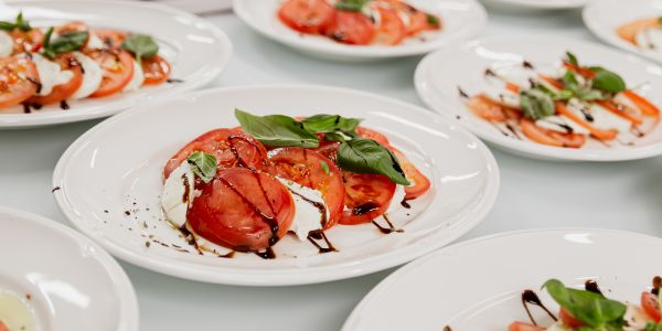 Salat Caprese auf mehreren Tellern angerichtet
