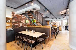Innenansicht mit Sitzgelegenheiten des Restaurants Wirthaus