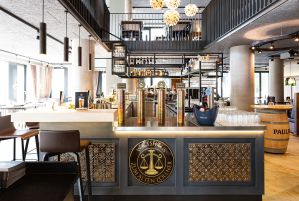 Innenansicht auf Bar und Sitzgelegenheiten des Restaurants Wirthaus