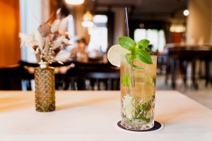 Mojito im Glas mit frischer Minze