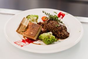 Saftiger Schweinebrate in Kruste gebraten und mit Gemüse serviert