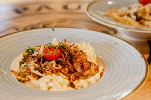 Käsespätzle mit Röstzwiebeln und Tomate