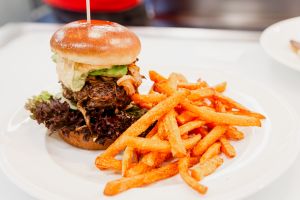 Saftiger Burger mit Pommes frites