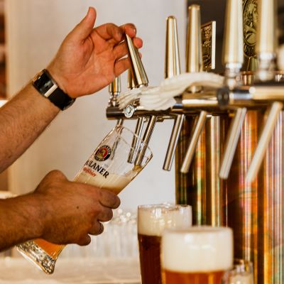 Köstliches Weizenbier mit Schaumkrone vom Faß