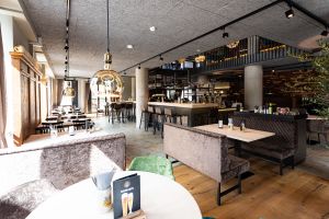 Innenansicht auf Bar und Sitzgelegenheiten des Restaurants Wirthaus