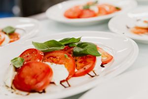 Salat Caprese mit frischen Basilikum-Blättern
