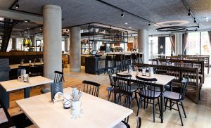 Innenansicht auf Bar und Sitzgelegenheiten des Restaurants Wirthaus