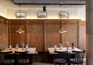 Innenansicht mit Sitzgelegenheiten des Restaurants Wirthaus