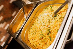 Spätzlepfanne zum Zugreifen beim Buffet
