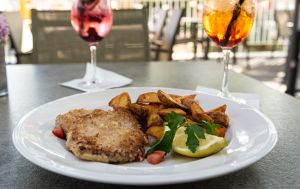 Hausgemachtes Schnitzel mit knusprigen Kartoffelwedges