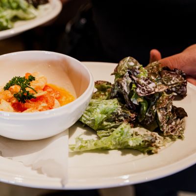 Vorspeise mit knackigem Salat im Wirtshaus