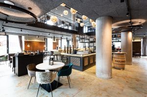 Innenansicht auf Bar und Sitzgelegenheiten des Restaurants Wirthaus