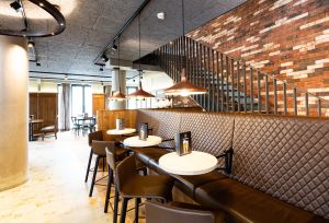 Innenansicht mit Sitzgelegenheiten des Restaurants Wirthaus