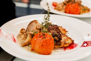 Braten mit gebackener Tomate und Thymian