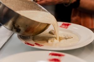 Cremige Vorspeisensuppe wird ausgeschenkt