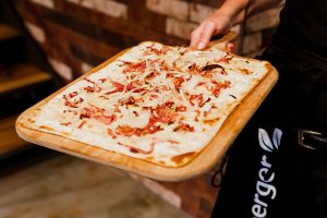Elsässer Flammkuchen frisch aus dem Ofen