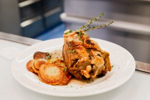 Saftige Schweinehaxe mit Sauerkraut und Bratkartoffeln
