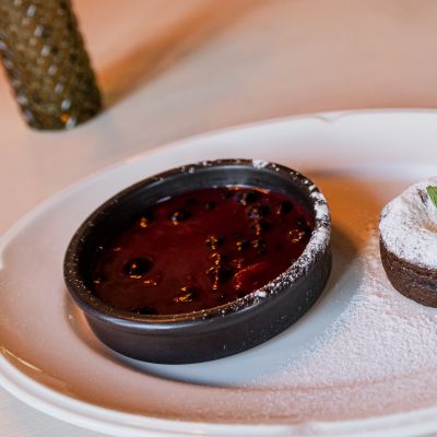 Saftiger Schokolavacake mir fruchtiger Beerensauce