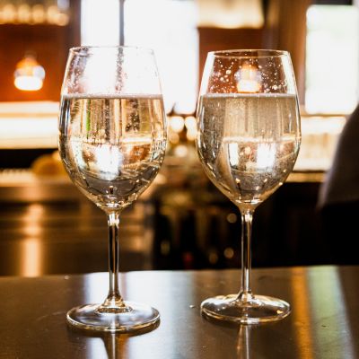 Spritzige Getränke in edlen Weingläsern