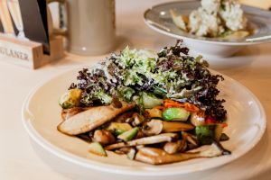 Salat mit Kräutersaitlingen